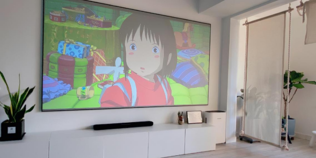 How do I reduce glare on my projector screen?